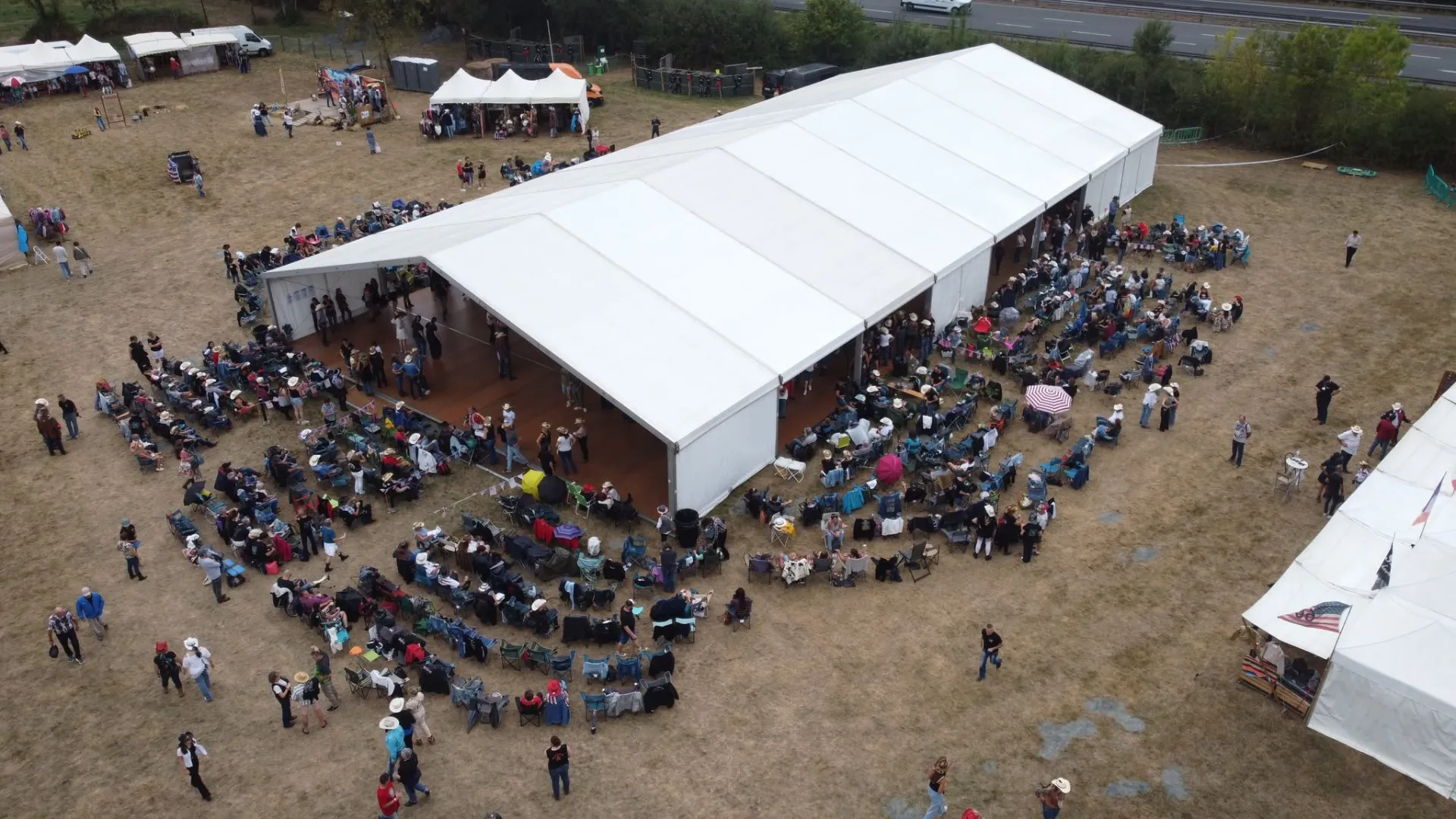 Stands et chapiteau festival