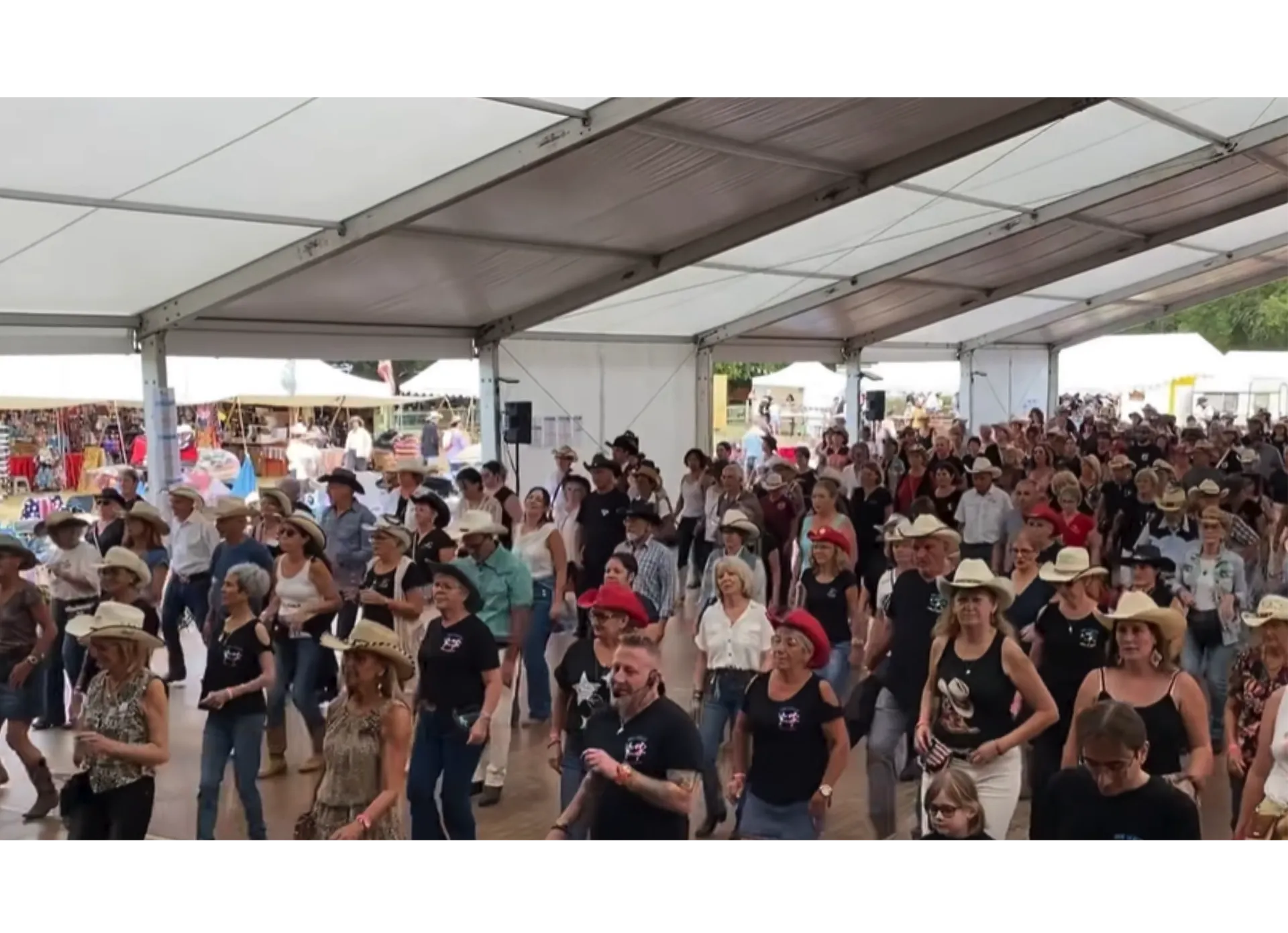 Danse country sous chapiteau